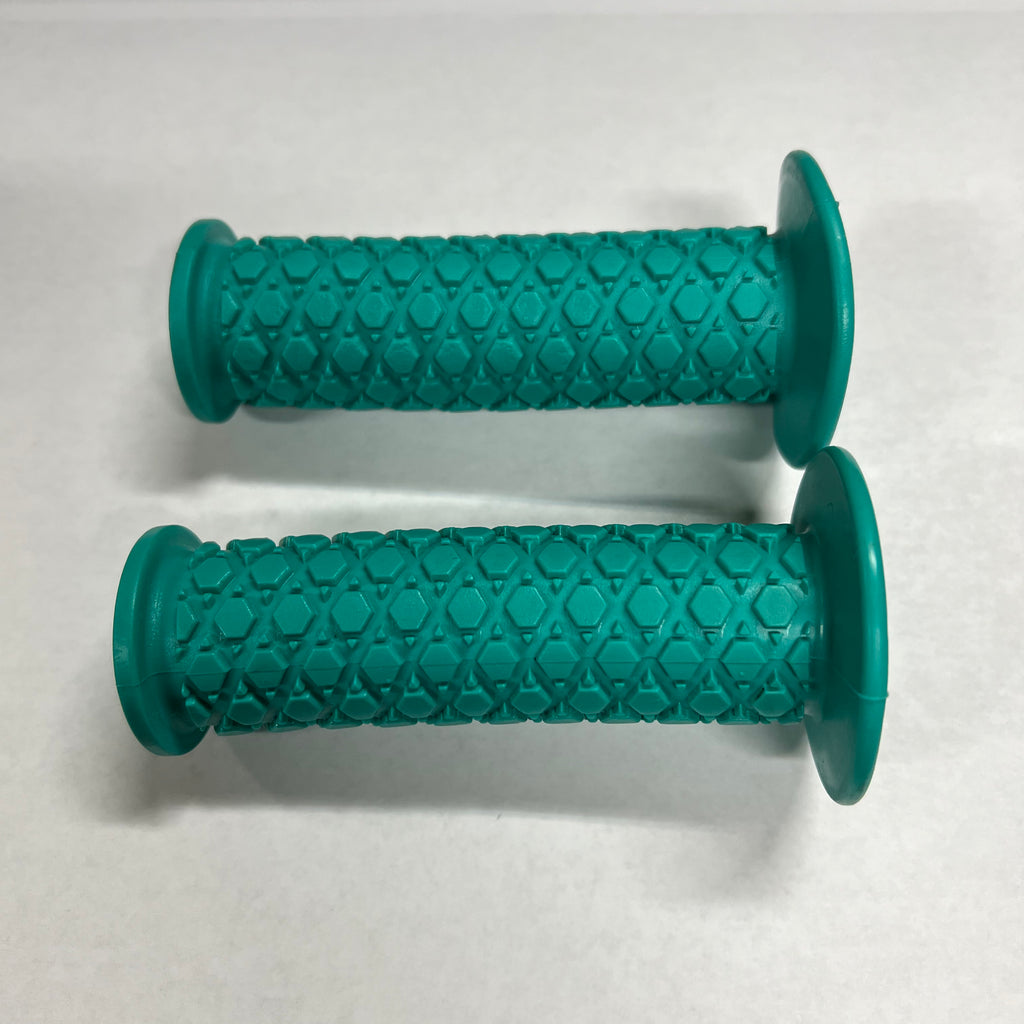BICYCLE GREEN GRIPS FITS BMX SCHWINN HUFFY MURRAY GIRLS OTHERS NOS